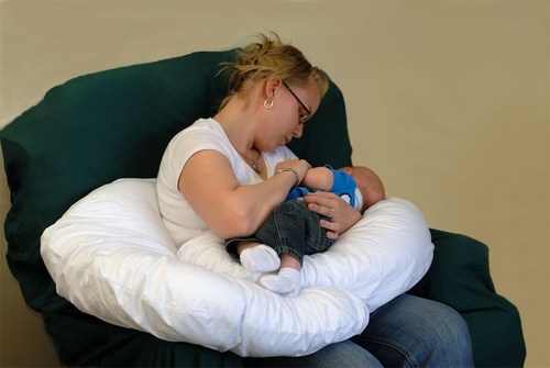 Как выбрать подушку для беременных: варианты изделий, их преимущества и недостатки, полезные советы