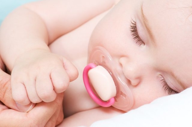 Как выбрать пустышку для новорожденного и приучить ребенка к соске?