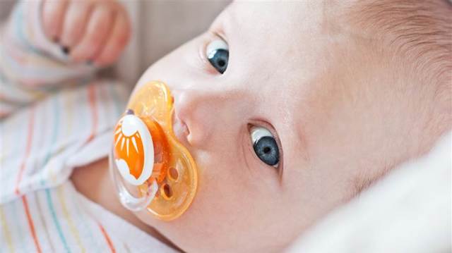 Как выбрать пустышку для новорожденного и приучить ребенка к соске?