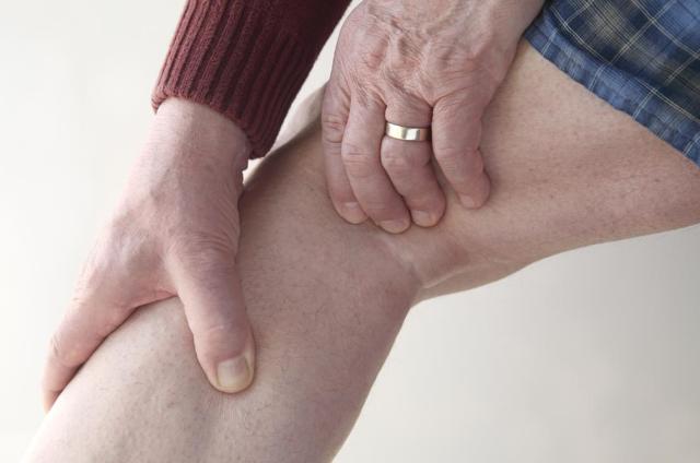 Как выявить и лечить артралгию коленного сустава в домашних условиях?