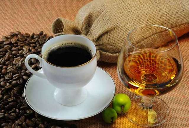 Кофеин и алкоголь: взаимодействие друг с другом, последствия совместного употребления