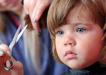 Когда можно впервые стричь ребенка, первая стрижка в парикмахерской: для чего стригут волосы малыша, традиции и рекомендации
