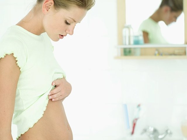 Кровянистые выделения при зачатии: причины, как отличить от овуляции, возможные осложнения