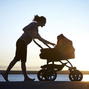 Можно ли гулять с ребенком на улице при кашле: почему он усиливается на улице, при каких симптомах не стоит выходить гулять