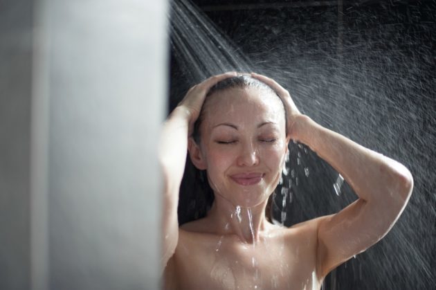 Можно ли принимать ванну при месячных: почему не рекомендуется, противопоказания к принятию водных процедур, возможные последствия