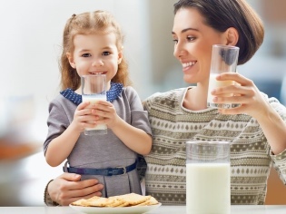 Можно ли ребенку молоко: польза и возможный вред, правила кормления, важные рекомендации