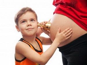 На каком сроке беременности начинается шевеление ребенка