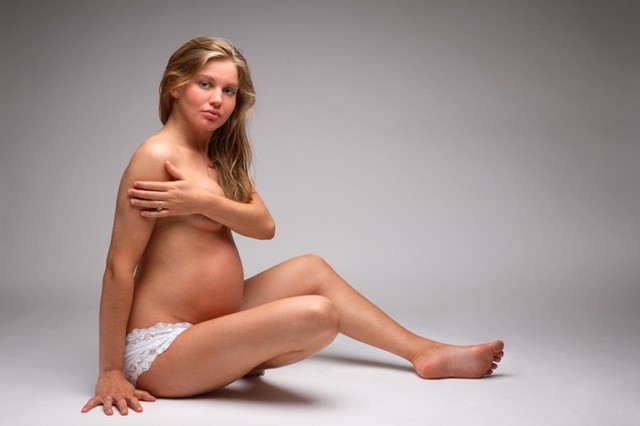 На каком сроке при беременности появляется первое молозиво, цвет и причины появления