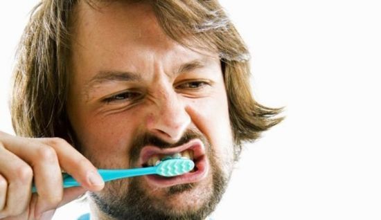 Неприятный запах изо рта: причины появления, эффективные методы борьбы с галитозом
