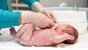 Новорожденный наглотался околоплодных вод: причины и последствия