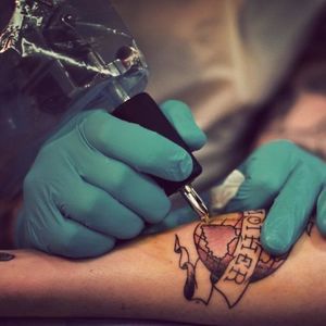 Опасно ли набивать татуировку: риски для здоровья, какой процент подхватит инфекцию?