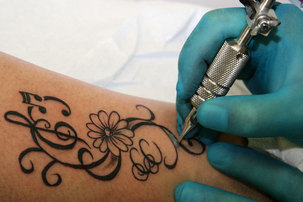 Опасно ли набивать татуировку: риски для здоровья, какой процент подхватит инфекцию?