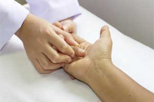 Перелом фаланги пальцев кисти руки: виды травм, симптомы, диагностика и лечение