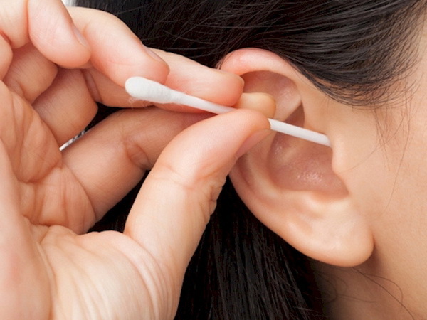 Почему болит ухо после чистки ватной палочкой?