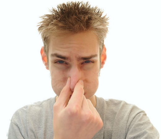 Почему болит ухо после чистки ватной палочкой?