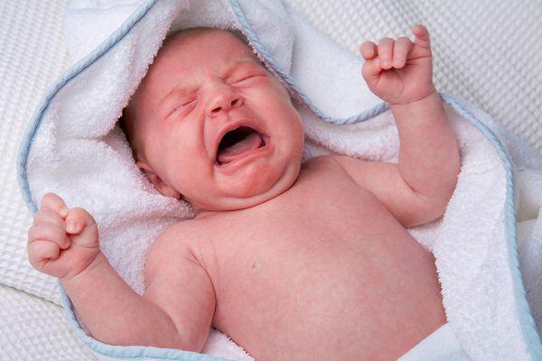 Почему маленький ребенок плачет перед сном: причины беспокойства грудничка