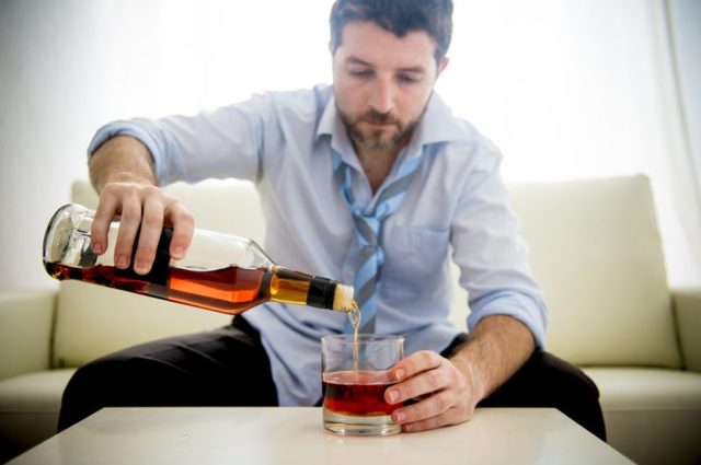 Почему не стоит употреблять Урсосан и алкоголь — побочные действия