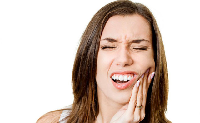 Почему развивается повышенная чувствительность зубов, и какие методы лечения применяются для ее снижения?