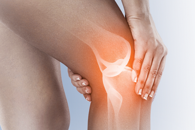 Почему сильно болят колени и тяжело вставать?