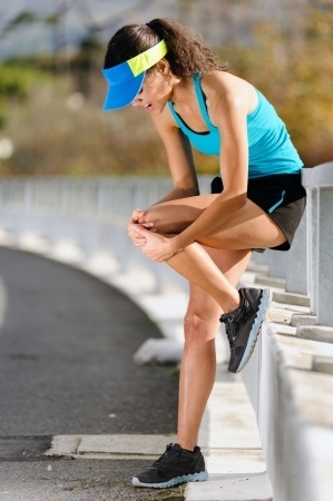 Почему сильно болят колени и тяжело вставать?