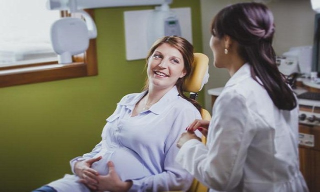 Почему стоит лечить зубы при беременности: преимущества обращения к стоматологу