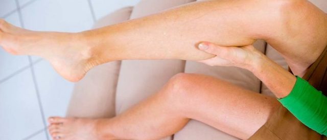Почему сводит ноги судорогой: что делать, если сводит ноги – причины и лечение спазма