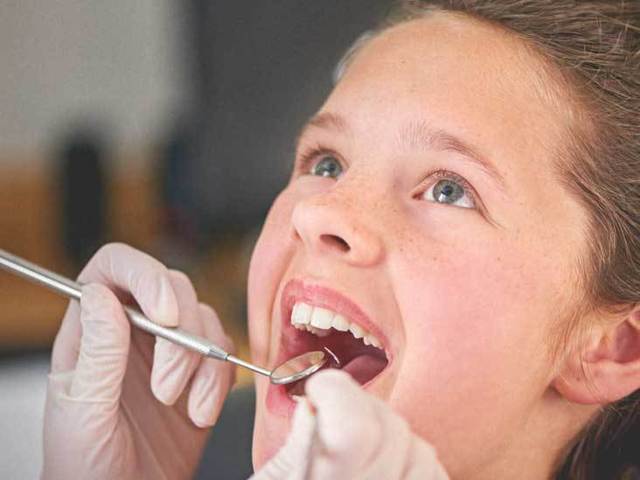 Почему темнеют зубы у взрослых: причины потемнения и методы отбеливания эмали