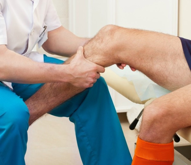 Почему в состоянии покоя ноет колено, а при сгибании щелкает: диагностика заболевания