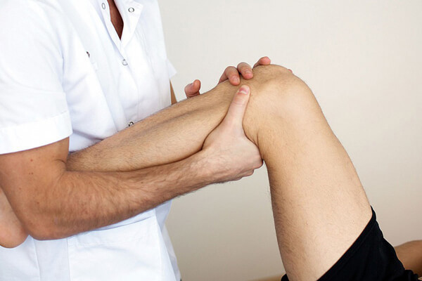 Почему в состоянии покоя ноет колено, а при сгибании щелкает: диагностика заболевания