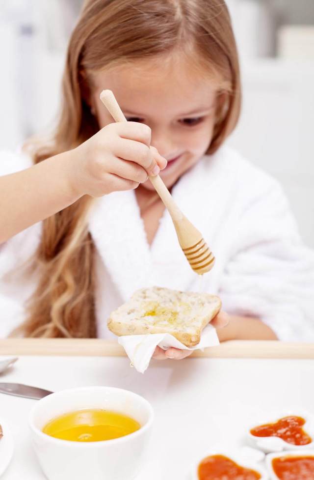 Полезен ли детям мед: состав и лечебные свойства продукта, сроки введения в рацион ребенка, рекомендации по употреблению и выбору
