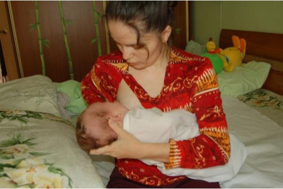 Позы для кормления новорожденного: общепринятые варианты, принципы прикладывания ребенка к груди