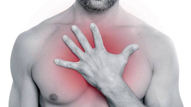 Причины болей в грудной клетке: отчего болит в груди?