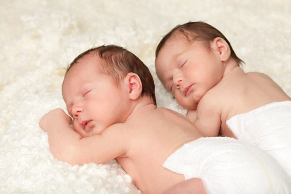 Признаки многоплодной беременности, ведение беременности, осложнения, роды близнецов