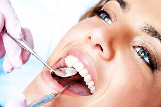 Профессиональное отбеливание зубов: виды, показания, особенности проведения