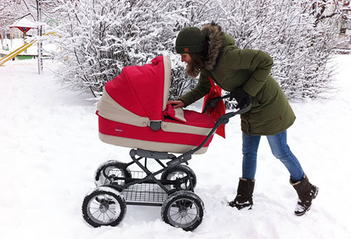 Прогулка с новорожденным: сколько гулять с новорожденным зимой и летом?
