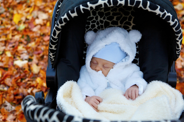 Прогулка с новорожденным: сколько гулять с новорожденным зимой и летом?