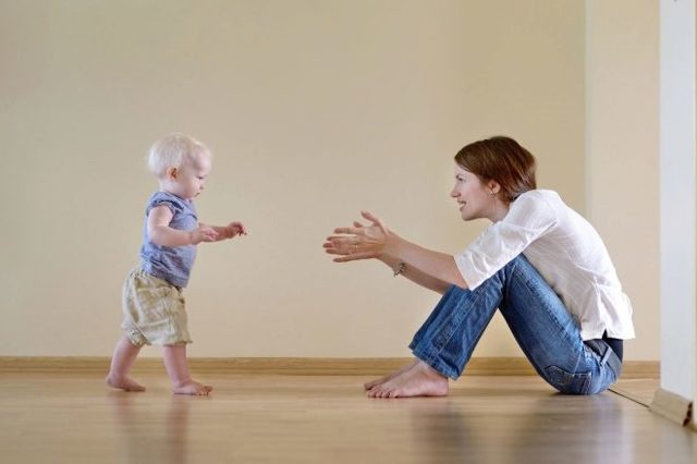 Ребенок после года не ходит самостоятельно: что делать, как научить ребенка ходить?