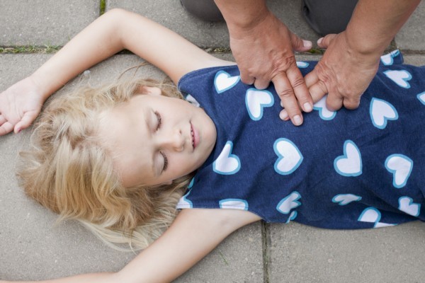 Ребенок упал в обморок: причины приступа, как оказать первую помощь