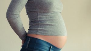 Роды при узком тазе: типы патологии и особенности течения беременности, возможные осложнения при родоразрешении, показания для кесарева сечения