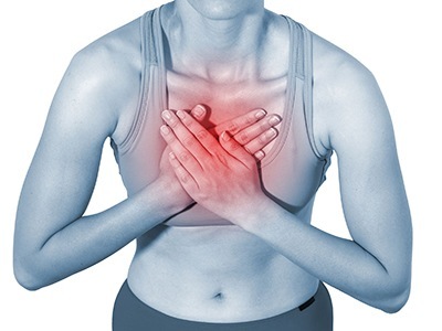 С чем связана боль в спине и груди в верхней части?