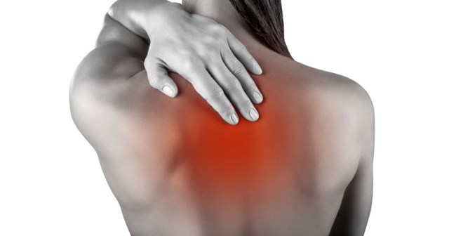 С чем связана боль в спине и груди в верхней части?