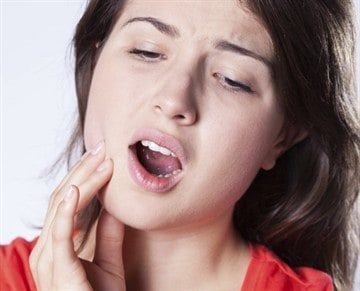 Щелкает челюсть при жевании и открытии рта: что это означает, к какому врачу обратиться?
