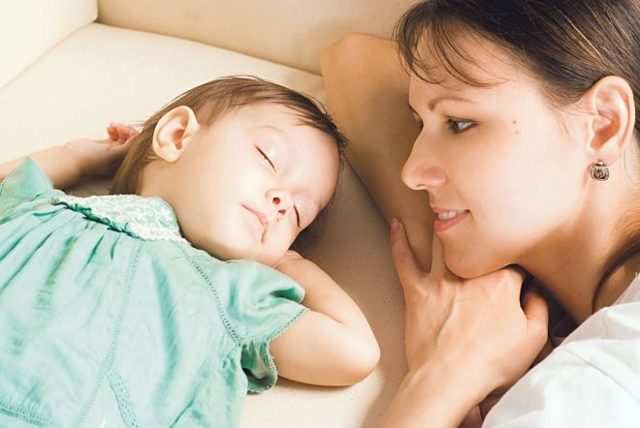 Сколько должен длиться ночной и дневной сон у ребенка: рекомендации докторов
