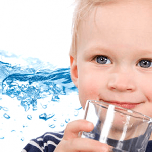 Сколько питьевой воды нужно ребенку употреблять в течение дня в зависимости от времени года