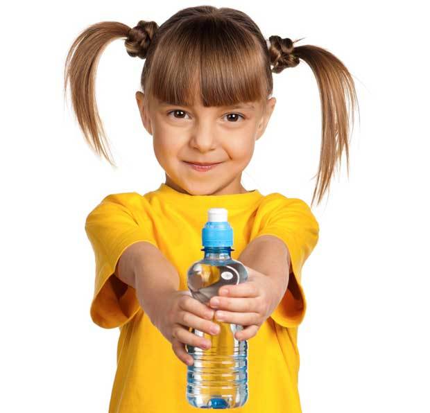 Сколько питьевой воды нужно ребенку употреблять в течение дня в зависимости от времени года