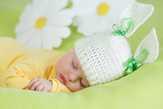 Сон новорожденного: можно ли спать малышу на боку, на животе, рекомендуемые позы грудничкам
