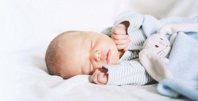 Сон новорожденного: можно ли спать малышу на боку, на животе, рекомендуемые позы грудничкам