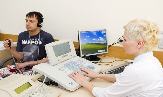 Травма слухового нерва (акустическая): симптомы и лечение в домашних условиях