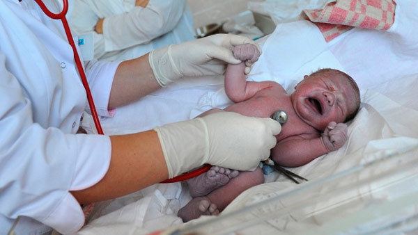 Тремор у новорожденного: почему у новорожденных дрожит подбородок, руки и ноги