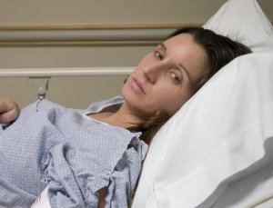 Тянущая боль в области яичников у женщины, о чем это говорит?